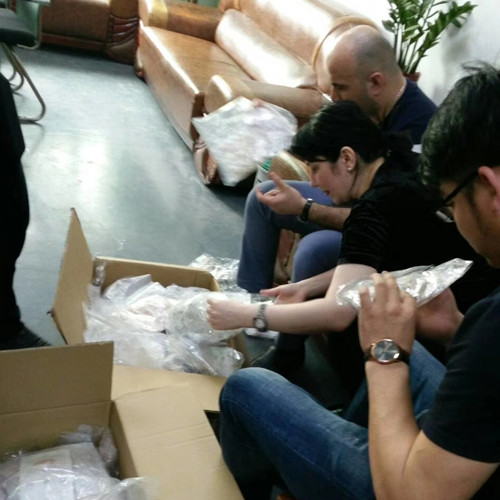 俄罗斯客户在AG8亚洲游集团饰品厂验样品
