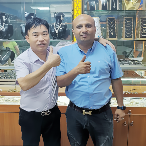 老表来AG8亚洲游集团饰品厂下单了